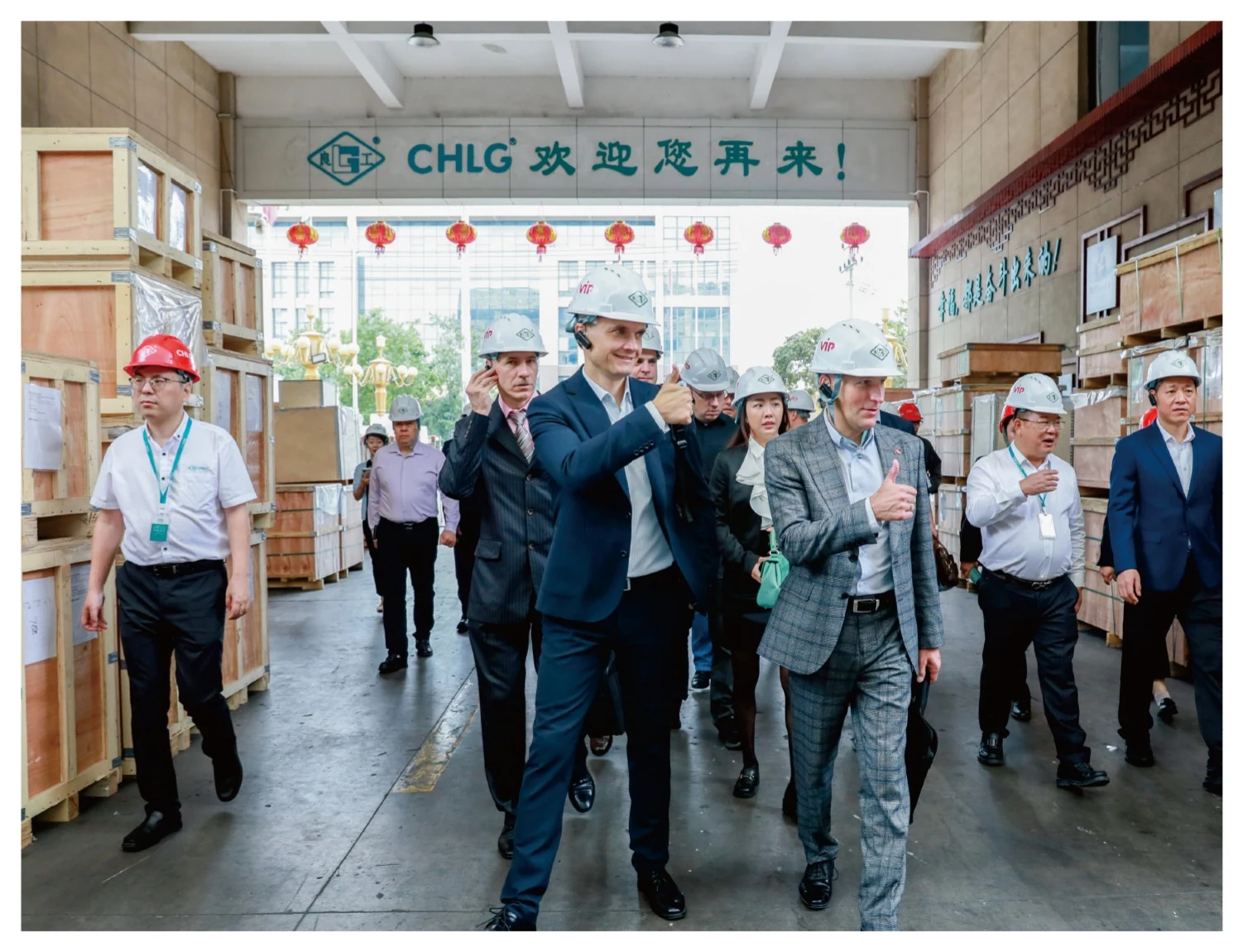 International visitors touring a Lianggong industrial valve facility