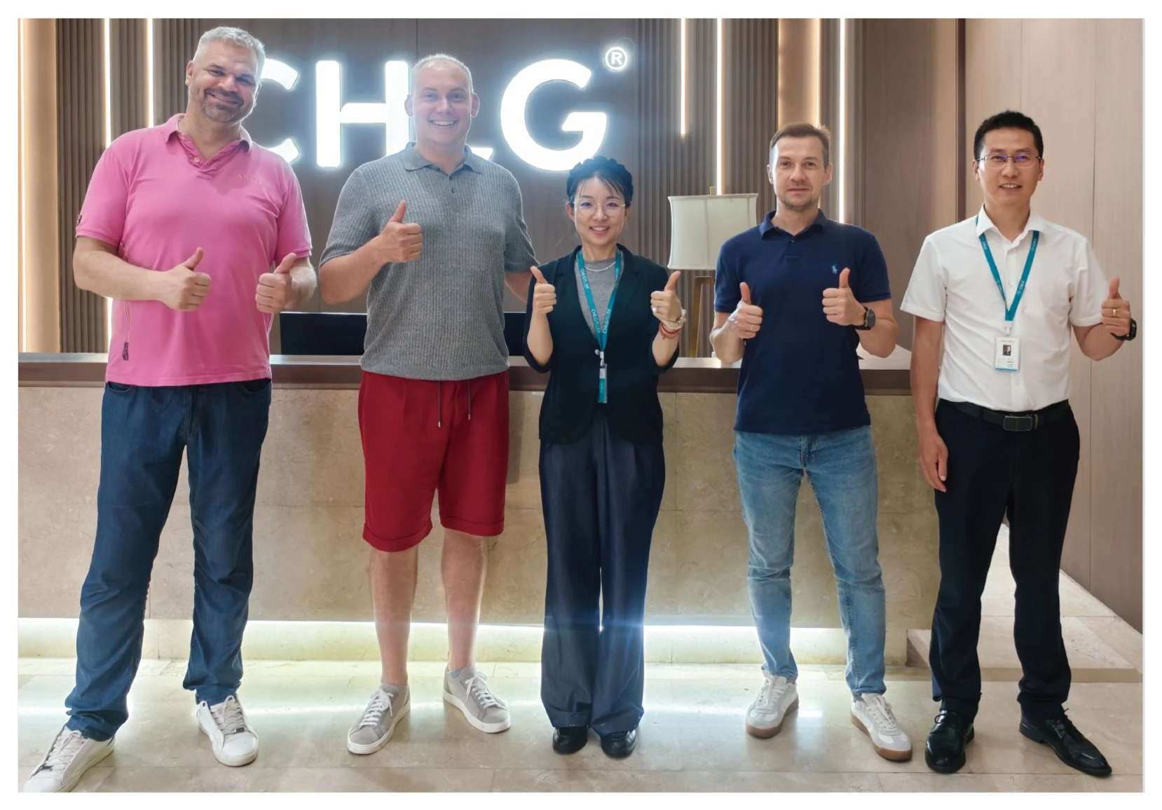 Lianggong team meeting with international visitors