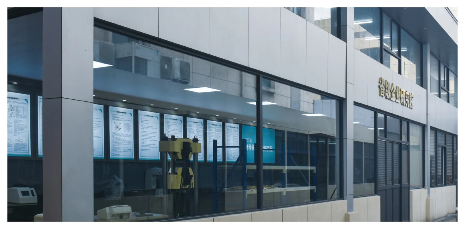 Valve inspection activity shown in Lianggong company materials